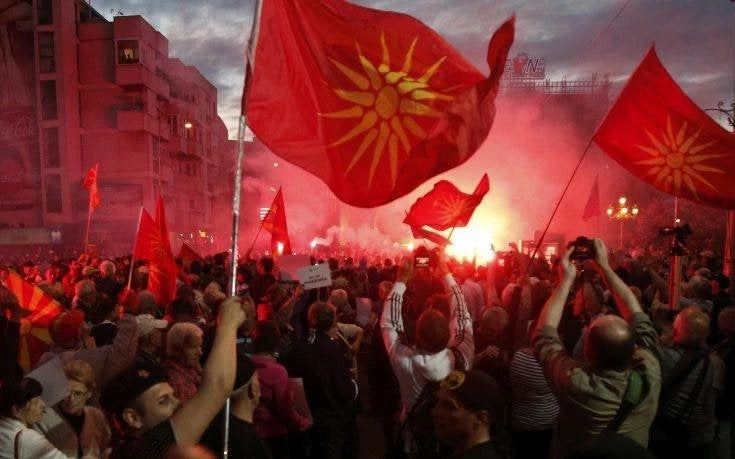 Χαμός στα Σκόπια: Διαδήλωση κατά της συμφωνίας – «Δεν θέλουμε να παραδώσουμε το όνομά μας», έλεγαν οι παραχαράκτες της ιστορίας
